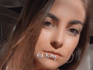 Mia_Riley